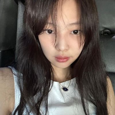 🥀 𝑷𝑶𝑻𝑹𝑨𝒀𝑬𝑫 ╱ #⃝𝟏𝟗𝟗𝟔 ⦙ She is described as being jolly & cheerful from #⃟BLACKPINK's 𝐊𝐢𝐦 𝐉𝐄𝐍𝐍𝐈𝐄 #김제니 the name•☆•