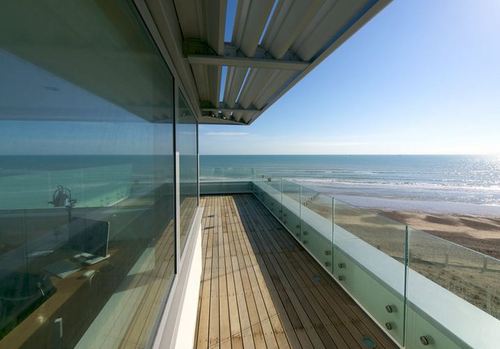 Luxurious new house right on Camber beach for hire, holiday rental or film location.  Stunning architecture and design.