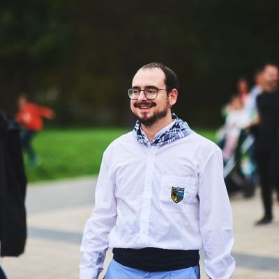 Zuzenbiden graduatu eta AEKn irakasle lanetan.
Dantzari ohia eta dultzaina jolea. 
Nafarroako Gazte Parlamentuko kide izandakoa.