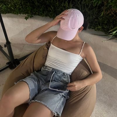 dnllysnwht's profile picture. 