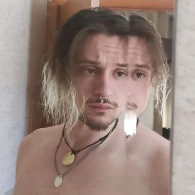 ME ENCANTA METER MIERDA A QUIEN SEA EN TWITTER. 
Vaig neixer al 2000 i no tinc que pensar la meva edad ja que miro un calendari i oh tinc escrit a la pared