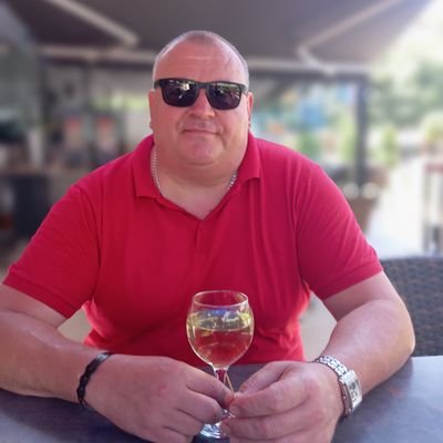 To wódka? – słabym głosem zapytała Małgorzata. – Na litość boską, królowo – zachrypiał – czy ośmieliłbym się nalać damie wódki? To czysty spirytus.
