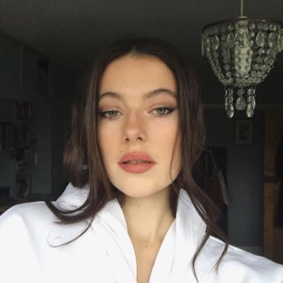 Mary_88882's profile picture. Please climb up with your damn emotions.