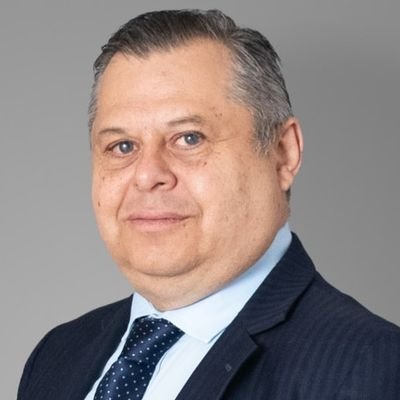 Abogado postulante, empresario en Derecho Informático, orgulloso padre, viviendo en feliz matrimonio y amante de la naturaleza.