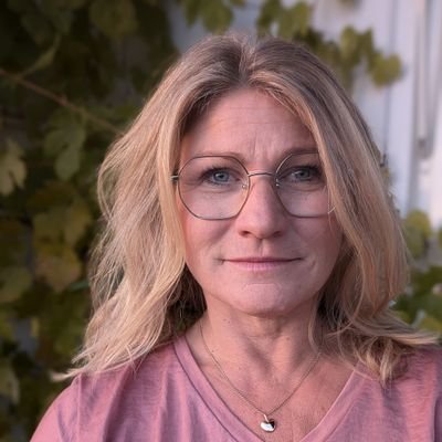 AsaEdberg's profile picture. Head of operations within women's healthcare. Paints with broad strokes. Believes in the power of individuals. Freedom, leadership. Lift people with a smile. 😊