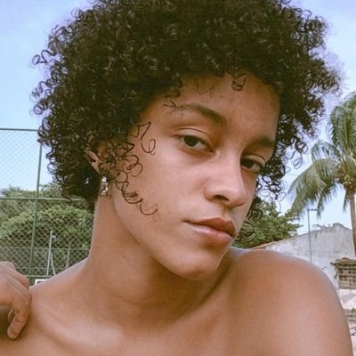 Laahvi_'s profile picture. ~ bookstan 📚