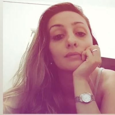 La pasada de moda, la aburrida, la intelectual, la que prefiere una biblioteca a una discoteca.