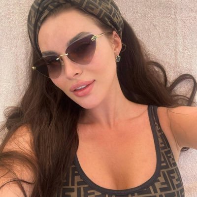 Enjoy family time, a mother's daughter, a daughter's mother, a business co-founder, antiques, precious metals, antique cars, collection investment, love sports,