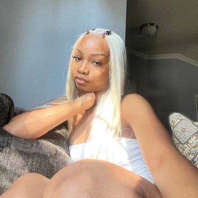 plainlyjas's profile picture. 