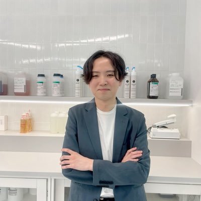 *化粧品成分の研究のために大学院進学 *現在は講師業(専門:生物) *「丸暗記にならない化粧品知識」をお届け! *化粧品の知識を小中学生の理科からわかりやすくお伝えしていきます *お仕事はDMまで