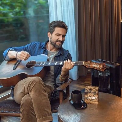 Ich bin Tom Beck. Ich singe gerne Country-Songs. Folgt mir, lasst uns eine tolle Zeit haben, die Fans lieben euch alle