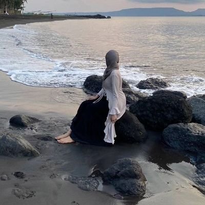 estehmaniss02's profile picture. kalo dm yg jelas 🥰
no pp + say like hai hello etc, i will no answer