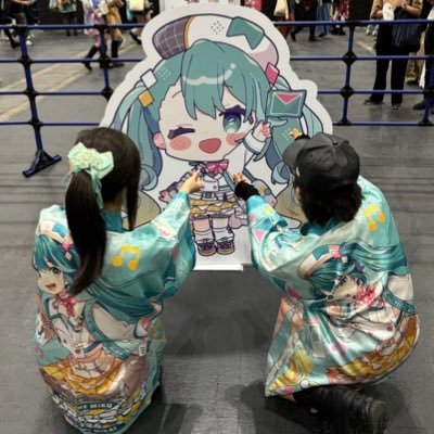 成人済!ボカロ垢です😁 とにかく初音ミクが大好きなんです♡初音ミクNTドールちゃんLove( ˶ˆ꒳ˆ˵ )無言フォローすいません😢この垢基本ボカロライブない限り浮上しません 去年のマジミラ大阪で集合写真撮るためにレイヤーさん全員集めた人ですw主に動かしてる垢→@nadia__0309