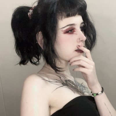 _kazaii's profile picture. ☽ were all like brøken little puzzle pieces, trying tø fit intø a wørld thats incømplete ☽