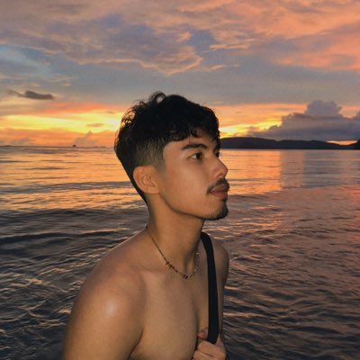 freelance director l 1998 • โดยส่วนมากจะสิงในไอจี • เป็นผู้กำกับที่ชอบมิวสิคัลและกำลังพยายามขายน้ำพริกอยู่