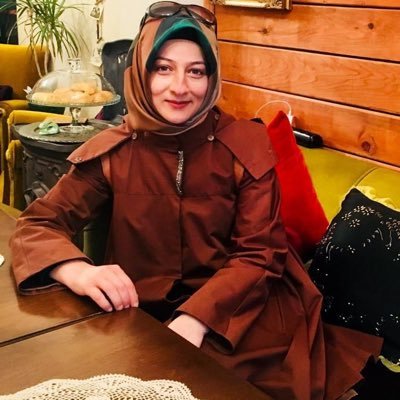 “Ne içindeyim zamanın, Ne de büsbütün dışında.”
