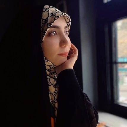 به ما روز ازل تصویرى از یاری نشان دادند، که میجنگیم و میجوییم آن تصویر زیبا را..