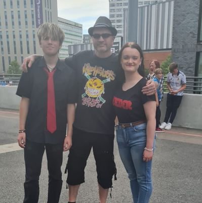Veggie,likes loud, punky rock 'n' roll, Cardiff City and animals.
Dislikes Tories!