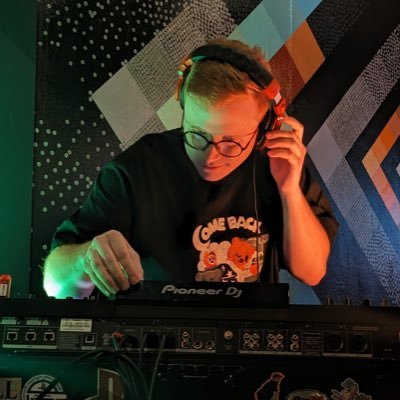 I MAKE MUSIC AND GO ON THE COMPUTER!!! (📸 from @JakeStarGames)
