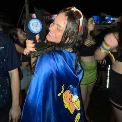 marialessaac's profile picture. é meio dark meio barbie