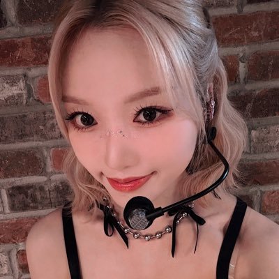 i enjoy way too many kpop groups and reality tv ✨ • jinsoul & choerry liked my ig post •
