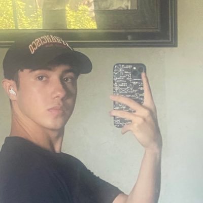 c4llmechrisss's profile picture. Un ser taimado de vuelta al mundo de la twitteada ♡