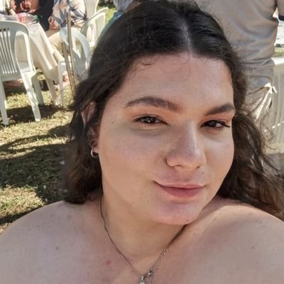 Universitária,estressada, surtada que ama uma cervejinha