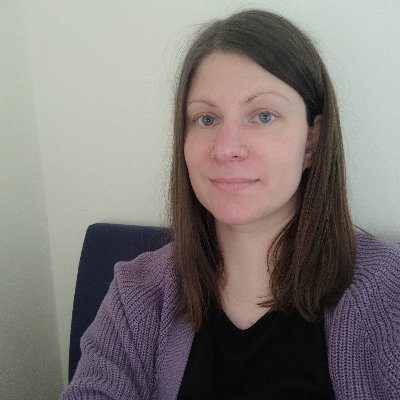 Im echten Leben leidenschaftliche Psychologin, Weitwandererin, Naturliebhaberin und Träumerin.
Im anderen Leben LC/ME/CFS Betroffene 6/22