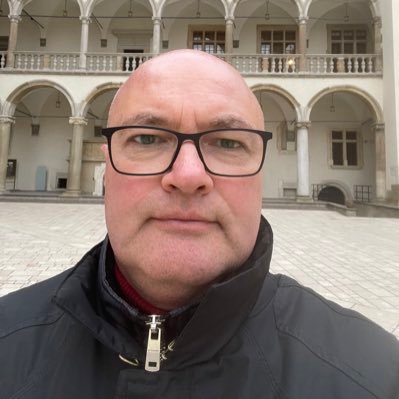 Firmowe upominki biznesowe powinny obejmować Twoją markę i firmę, ale nie powinny przynosić szkody samym prezentem.