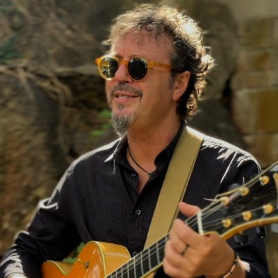 Cantante e Intérprete de tangos.... Cantautor y versiones.