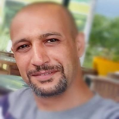 وشەکان ئەکەم بە پەلکەزێڕینەیەک بۆ حەزی چاوە مەستەکانت.
از واژگان رنگینکمانی میسازم برای آراستن مست چشمهایت.