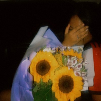 Seja todo dia como um girassol de costas pro escuro e de frente pra luz. 🌻❤️