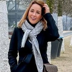 j'aime beaucoup les randonnées et les courses de chevaux comme caractère je suis très jalouse et rancunière mais gentille,aimable, câline surtout romantique j'a