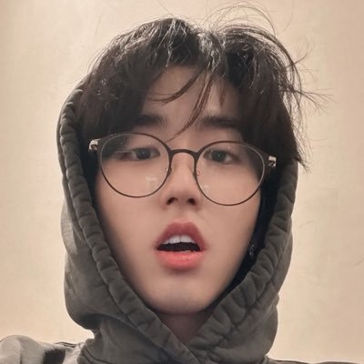 sungieex's profile picture. 내일보다 멀리 영원보다 오래