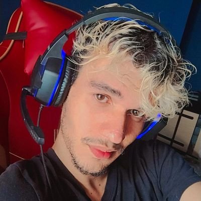 Sou designer, com um pequeno hiper foco em pokémon e infelizmente sou fan do Jão