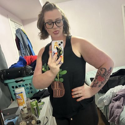 Muscle building tattooed 32 YO mama looking for friends in the Mass area 💖