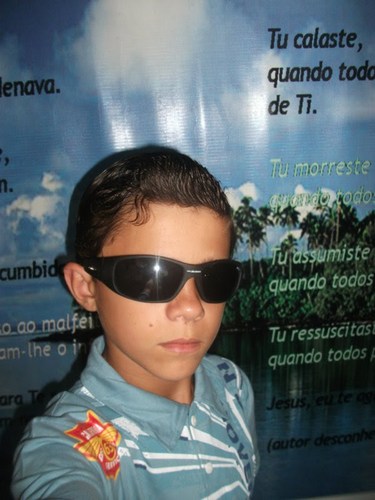 Sou um adolescente normal mais escolhido por DEUS e agradesso a DEUS por ele ter me escolhido pois se não fosse ele eu não estaria vivo hoje