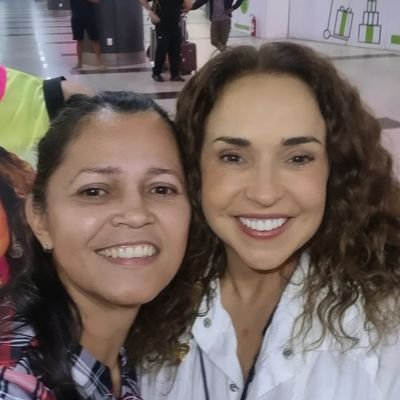 ...provoque a palavra, desafie cada segundo com a vida, em cada chegada forje a despedida, sem calma me ame, com pressa me chame...
Fã da 👑 @danielamercury