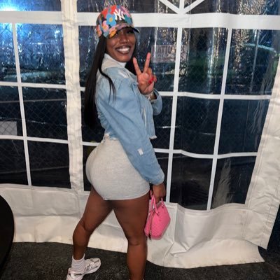 its_MOEdinerooo's profile picture. IG: its_mommyMOE                                👻: moe_dinerooo