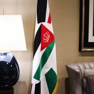 أحمل قلم وعصا ، أتوكأ عليها وأهش بها على غنمي .