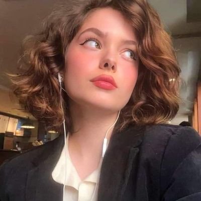 إني أراك في كل الوجوه وفي كل الإتجاهات ، إني أسير من عينيك إلى عينيك ❤🎼