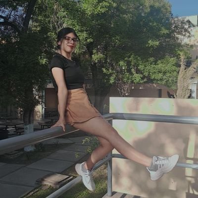 ale_sau_'s profile picture. Completamente solo en este jardín florido cubierto de espinas, me encerré en este castillo de arena.