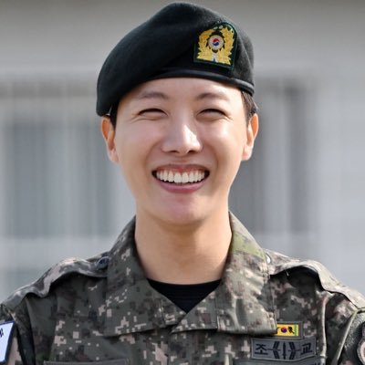 hobieah's profile picture. 🦀