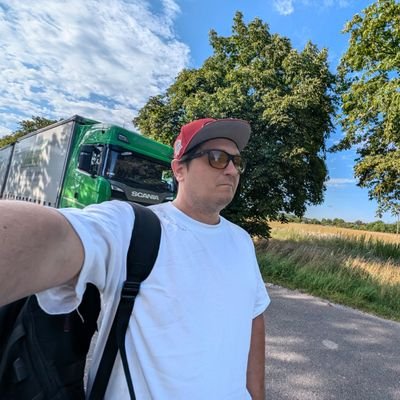 AdviseMeHow's profile picture. Truck driver, big daddy, your mom's friend.