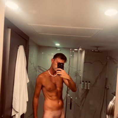 • 6’3” • 8” • VERSATILE • I get to see a lot of the world often! . DMS open! 🇬🇧