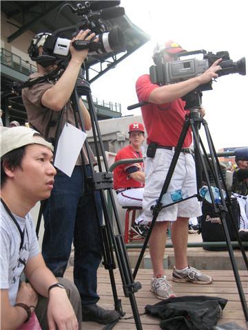 奈良で生まれ、東京で働き、ニューヨークの映画学校に通い、そして再び地元で映像やラジオの仕事に従事。To see the world, to see behind the wall. We all need change.