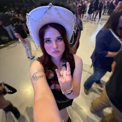 ageofsxdie's profile picture. 20 | ur average fangirl 🫧