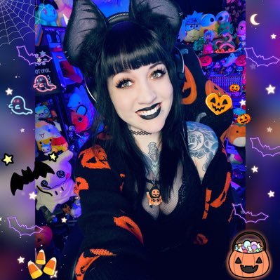 (She/They) 💜Twitch 🎃Pumpkin Queen 🎮Gaming 🎨Art 🌈Queer/Sapphic 👾Neurodivergent (ASD) 🪿Silly Goose 🖤Live Mon/Wed/Thurs/Fri 5pm pst🖤