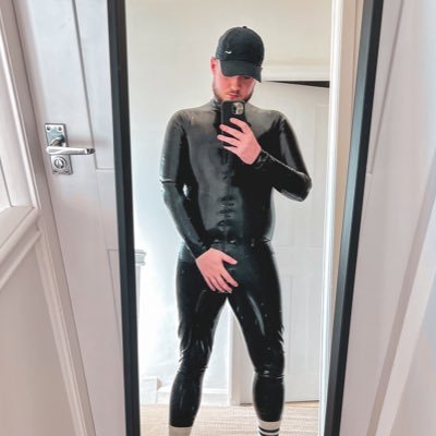 Sub looking to explore and push my limits. Into rubber, bondage and both quick hits and long sessions. Face pics on Recon & Switched: Swxtch301