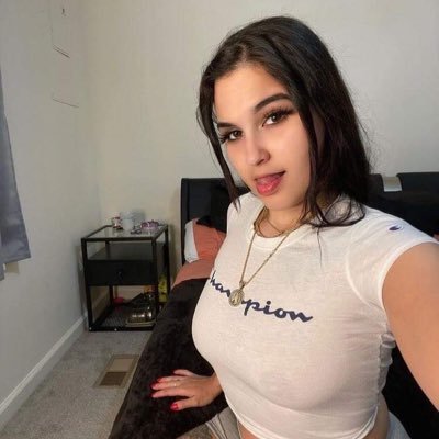 katecarl2221's profile picture. Smile on me